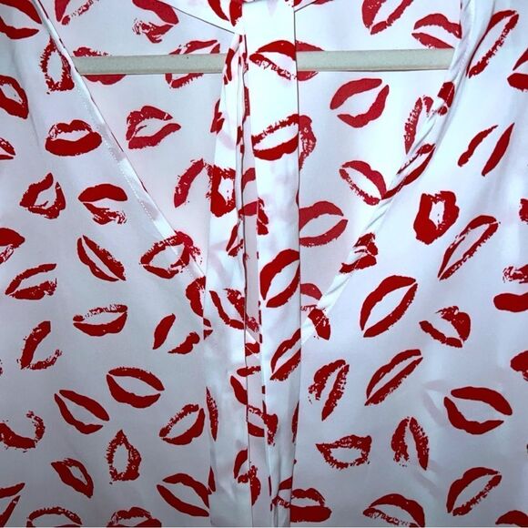 Shein very nice white blouse with red lipstick print! Bell sleeves too. New - Picture 5 of 9
